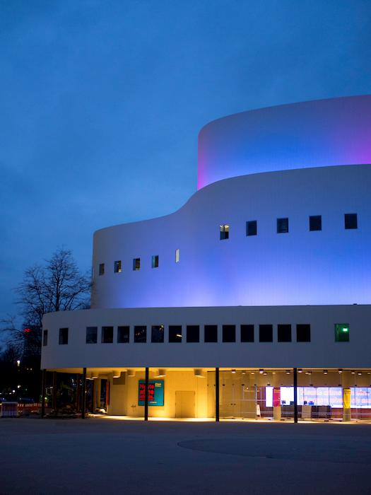 Diese Bild zeigt das Schauspielhaus Düsseldorf bei Nacht